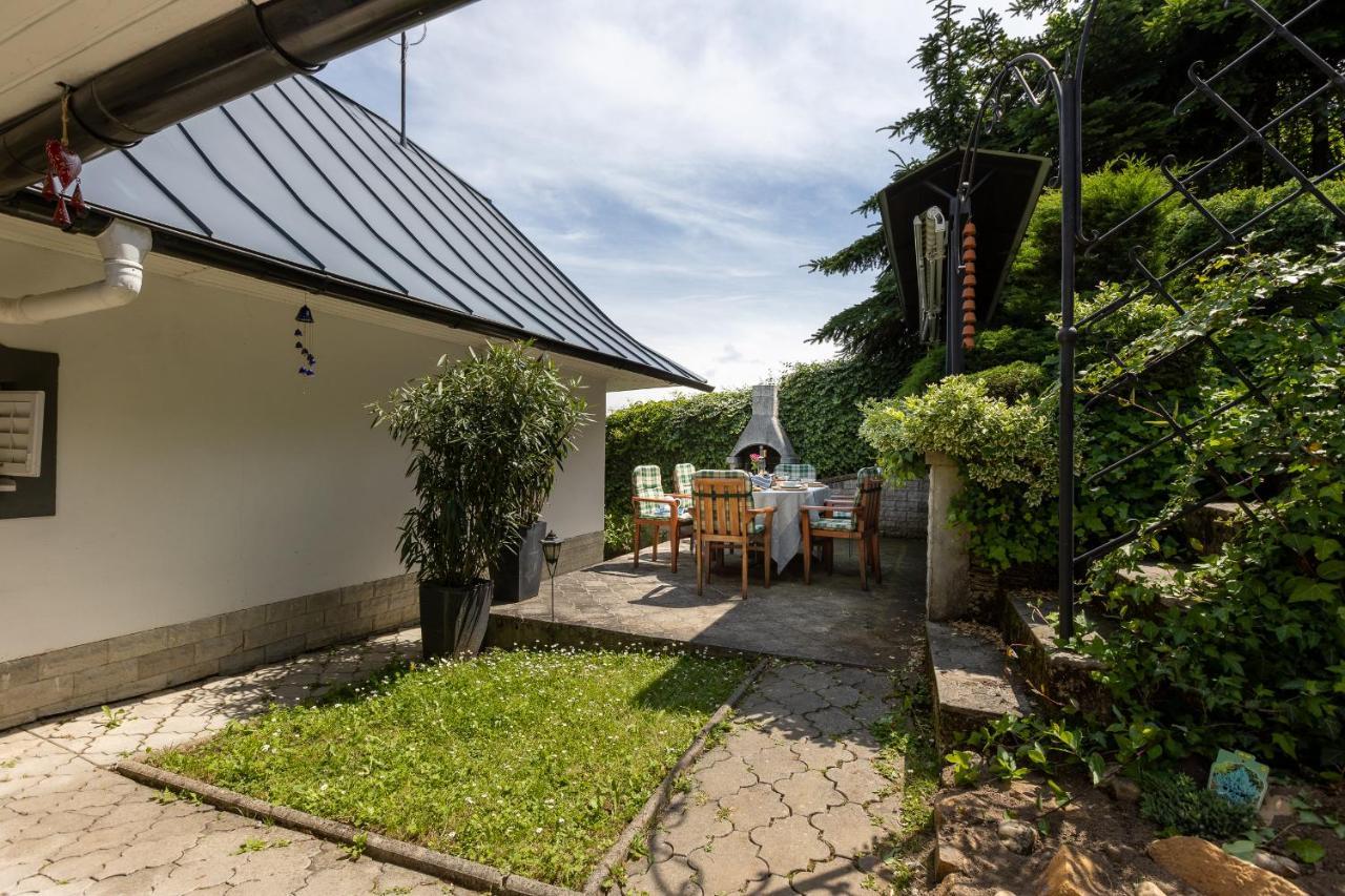 Villa Amalia, Centrum Banska Stiavnica, Parkovanie Pre 2 Auta, Velka Zahrada S Krbom, Cela Villa Amalia Pre 14 Osob Alebo Samostatne Nezavisle Prve Podlazie Villa Ama Pre 6 Osob Alebo Samostatne Nezavisle Podkrovie Villa Lia Pre 8 Osob,Pristup Cez Pi Exterior foto
