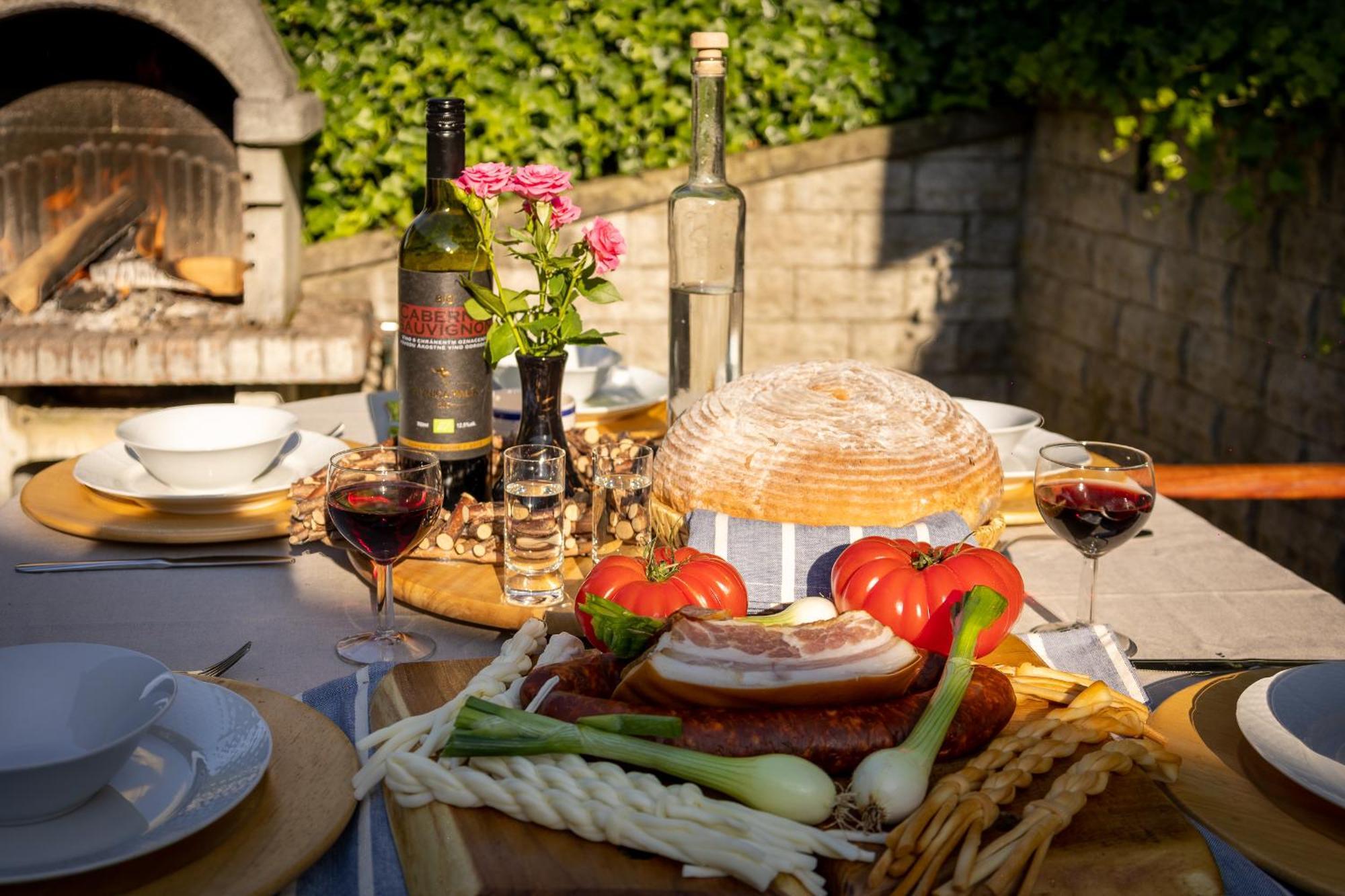 Villa Amalia, Centrum Banska Stiavnica, Parkovanie Pre 2 Auta, Velka Zahrada S Krbom, Cela Villa Amalia Pre 14 Osob Alebo Samostatne Nezavisle Prve Podlazie Villa Ama Pre 6 Osob Alebo Samostatne Nezavisle Podkrovie Villa Lia Pre 8 Osob,Pristup Cez Pi Exterior foto