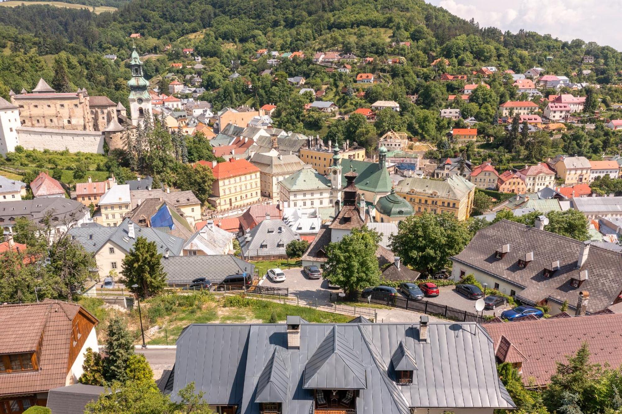 Villa Amalia, Centrum Banska Stiavnica, Parkovanie Pre 2 Auta, Velka Zahrada S Krbom, Cela Villa Amalia Pre 14 Osob Alebo Samostatne Nezavisle Prve Podlazie Villa Ama Pre 6 Osob Alebo Samostatne Nezavisle Podkrovie Villa Lia Pre 8 Osob,Pristup Cez Pi Exterior foto