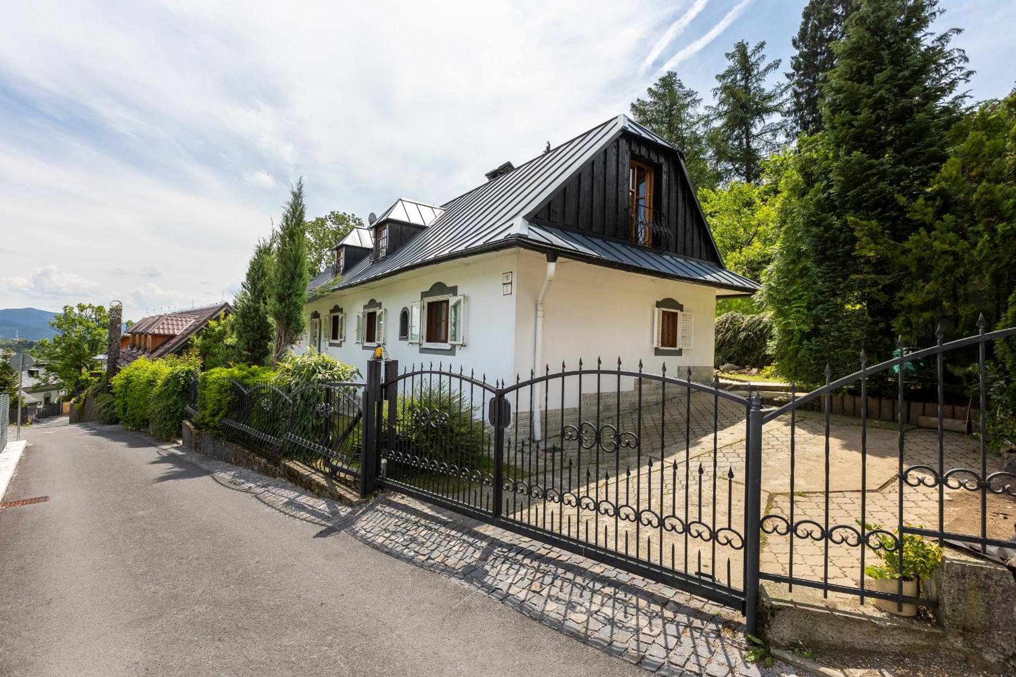 Villa Amalia, Centrum Banska Stiavnica, Parkovanie Pre 2 Auta, Velka Zahrada S Krbom, Cela Villa Amalia Pre 14 Osob Alebo Samostatne Nezavisle Prve Podlazie Villa Ama Pre 6 Osob Alebo Samostatne Nezavisle Podkrovie Villa Lia Pre 8 Osob,Pristup Cez Pi Exterior foto