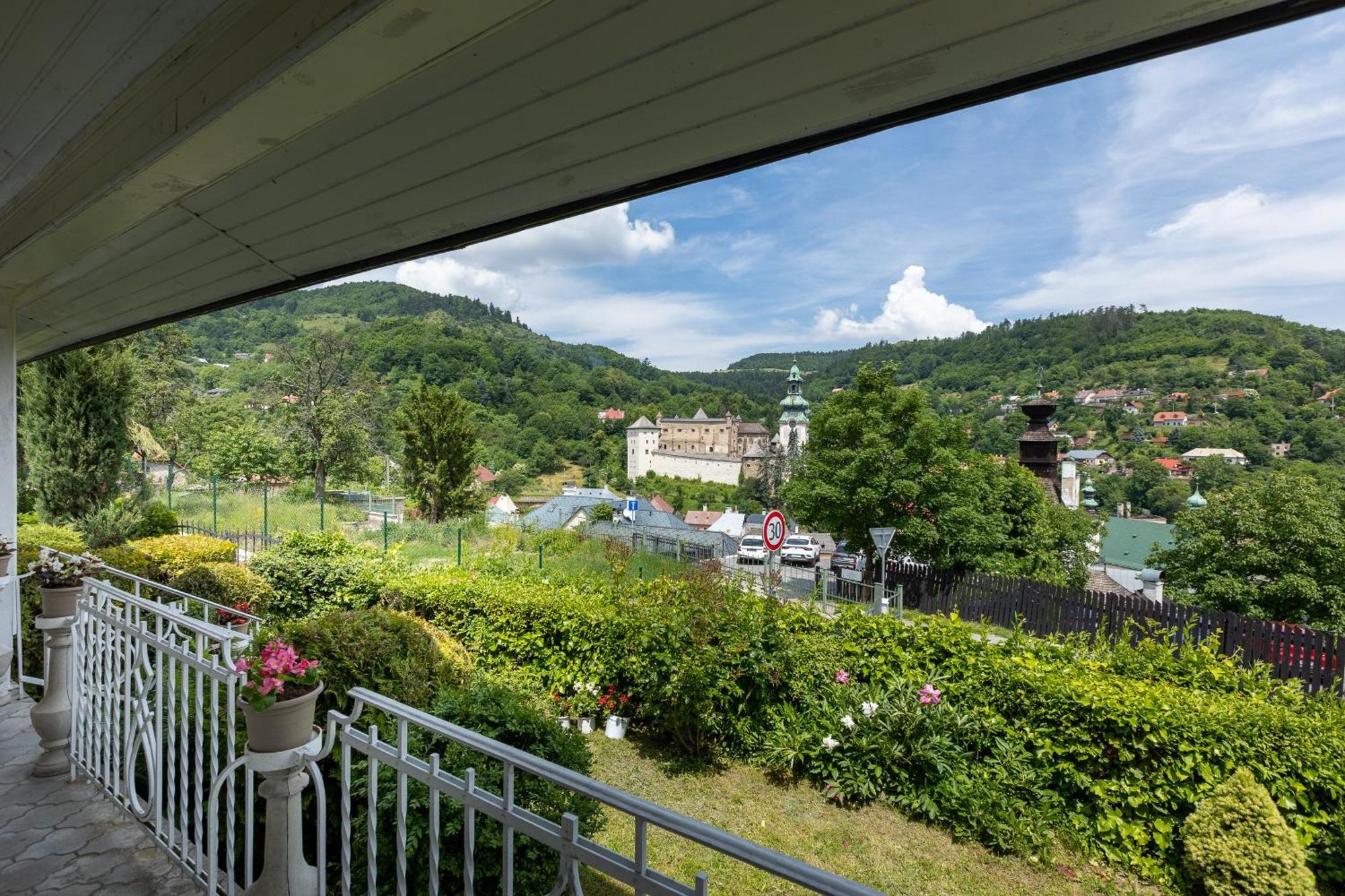 Villa Amalia, Centrum Banska Stiavnica, Parkovanie Pre 2 Auta, Velka Zahrada S Krbom, Cela Villa Amalia Pre 14 Osob Alebo Samostatne Nezavisle Prve Podlazie Villa Ama Pre 6 Osob Alebo Samostatne Nezavisle Podkrovie Villa Lia Pre 8 Osob,Pristup Cez Pi Exterior foto