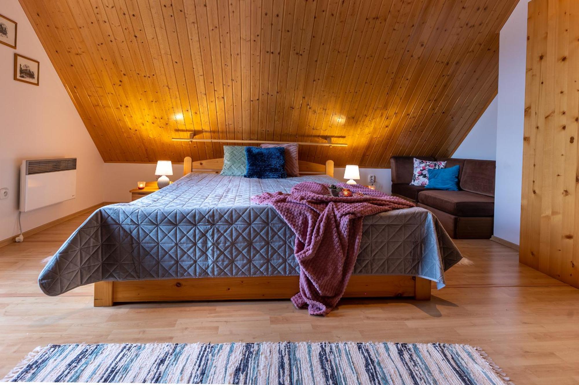 Villa Amalia, Centrum Banska Stiavnica, Parkovanie Pre 2 Auta, Velka Zahrada S Krbom, Cela Villa Amalia Pre 14 Osob Alebo Samostatne Nezavisle Prve Podlazie Villa Ama Pre 6 Osob Alebo Samostatne Nezavisle Podkrovie Villa Lia Pre 8 Osob,Pristup Cez Pi Exterior foto