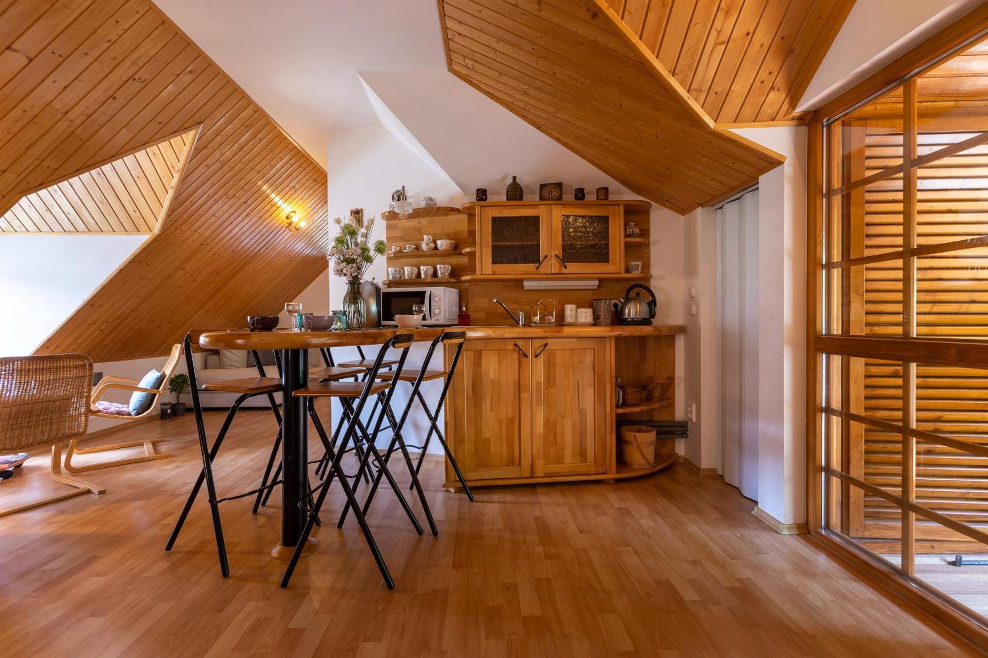 Villa Amalia, Centrum Banska Stiavnica, Parkovanie Pre 2 Auta, Velka Zahrada S Krbom, Cela Villa Amalia Pre 14 Osob Alebo Samostatne Nezavisle Prve Podlazie Villa Ama Pre 6 Osob Alebo Samostatne Nezavisle Podkrovie Villa Lia Pre 8 Osob,Pristup Cez Pi Exterior foto