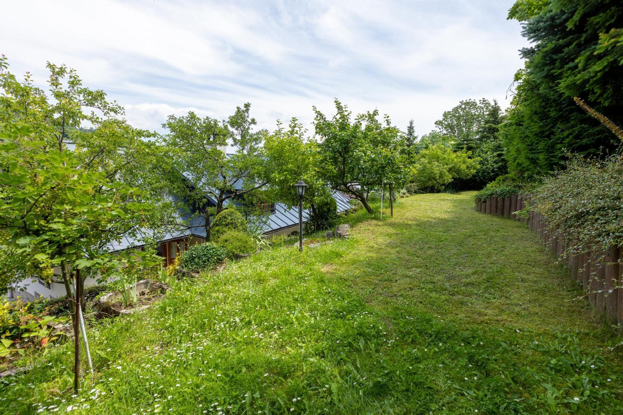 Villa Amalia, Centrum Banska Stiavnica, Parkovanie Pre 2 Auta, Velka Zahrada S Krbom, Cela Villa Amalia Pre 14 Osob Alebo Samostatne Nezavisle Prve Podlazie Villa Ama Pre 6 Osob Alebo Samostatne Nezavisle Podkrovie Villa Lia Pre 8 Osob,Pristup Cez Pi Exterior foto