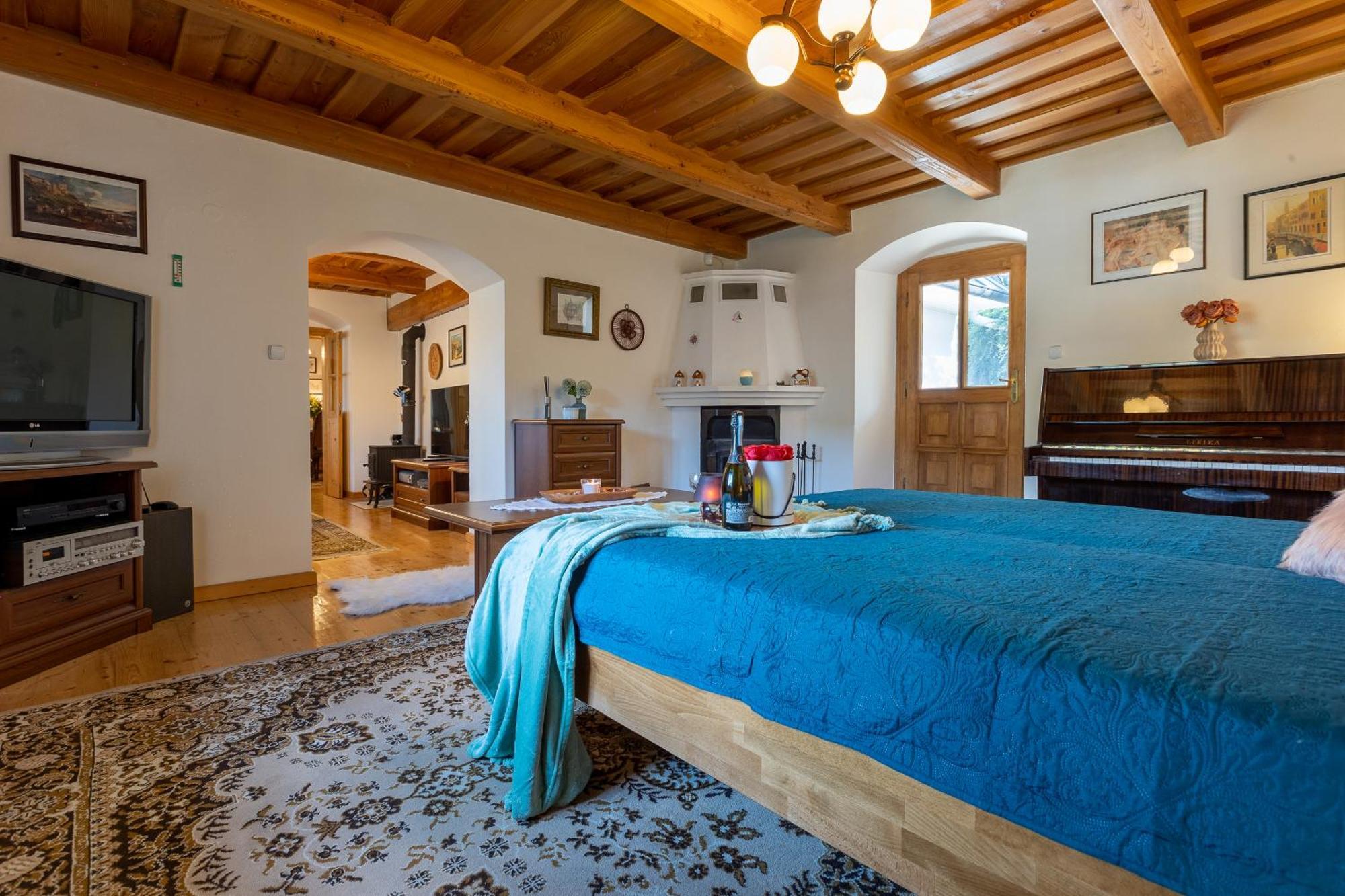 Villa Amalia, Centrum Banska Stiavnica, Parkovanie Pre 2 Auta, Velka Zahrada S Krbom, Cela Villa Amalia Pre 14 Osob Alebo Samostatne Nezavisle Prve Podlazie Villa Ama Pre 6 Osob Alebo Samostatne Nezavisle Podkrovie Villa Lia Pre 8 Osob,Pristup Cez Pi Exterior foto