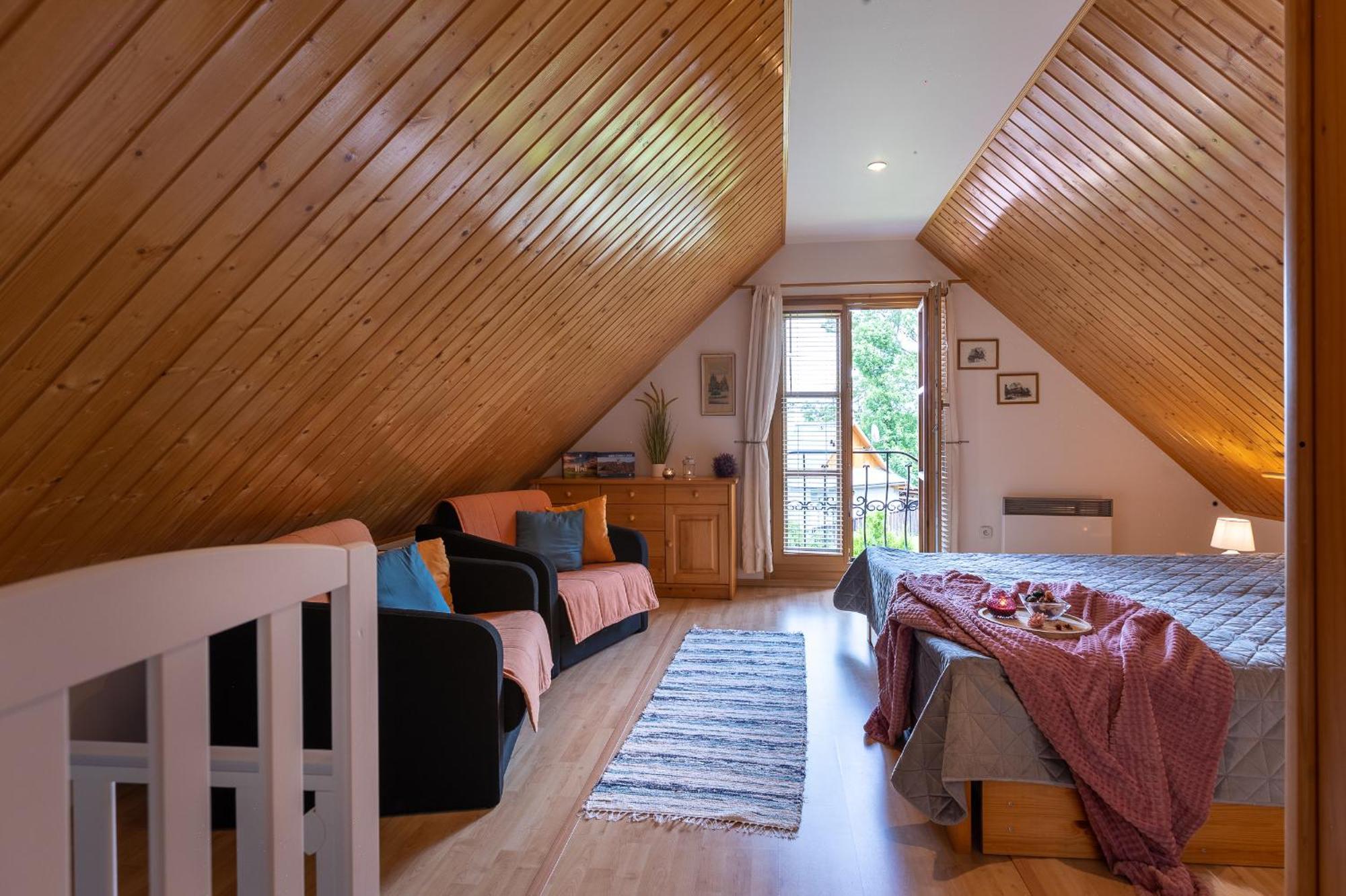 Villa Amalia, Centrum Banska Stiavnica, Parkovanie Pre 2 Auta, Velka Zahrada S Krbom, Cela Villa Amalia Pre 14 Osob Alebo Samostatne Nezavisle Prve Podlazie Villa Ama Pre 6 Osob Alebo Samostatne Nezavisle Podkrovie Villa Lia Pre 8 Osob,Pristup Cez Pi Exterior foto