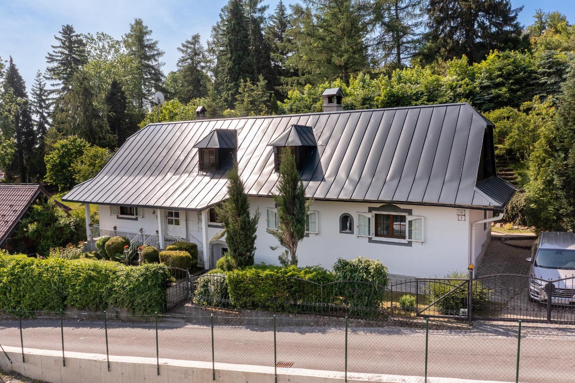 Villa Amalia, Centrum Banska Stiavnica, Parkovanie Pre 2 Auta, Velka Zahrada S Krbom, Cela Villa Amalia Pre 14 Osob Alebo Samostatne Nezavisle Prve Podlazie Villa Ama Pre 6 Osob Alebo Samostatne Nezavisle Podkrovie Villa Lia Pre 8 Osob,Pristup Cez Pi Exterior foto